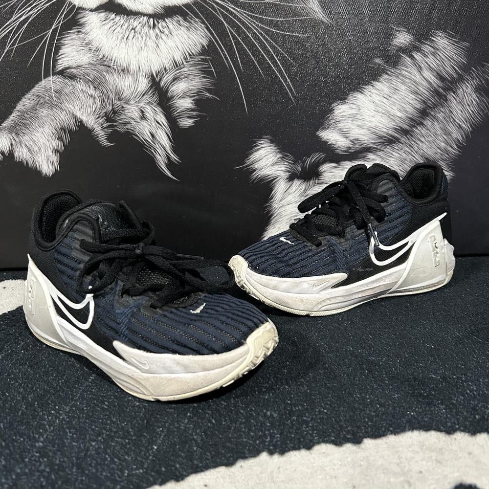 Nike LeBron Witness 6 DD0424-002 Athletic Sneaker Boys 13C Black Basketball